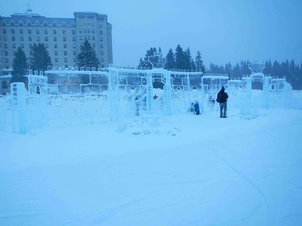 Eisskulpturen vor dem Hotel bzw. auf dem See
