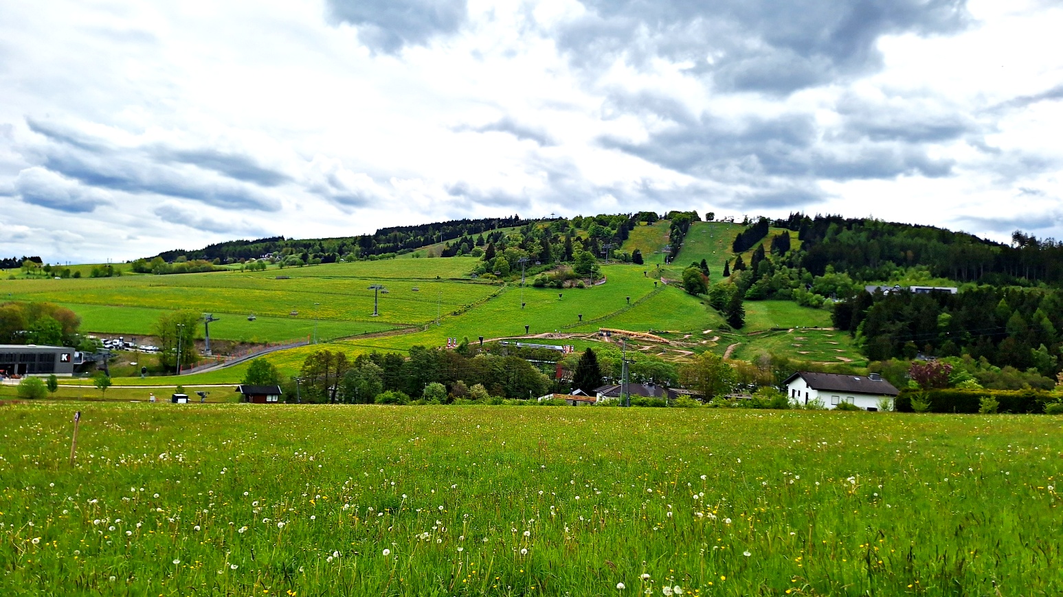 Das Skigebiet von Willingen bei der Abfahrt vom Langenberg