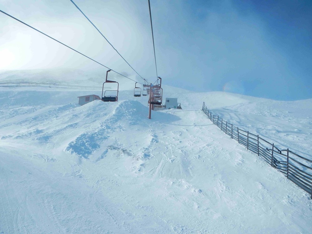 An der Bergstation ist es ziemlich windig. Es droht permanent Liftstillstand.