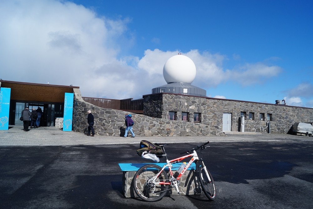 Vor dem Eingangsgebäude zum Nordkap