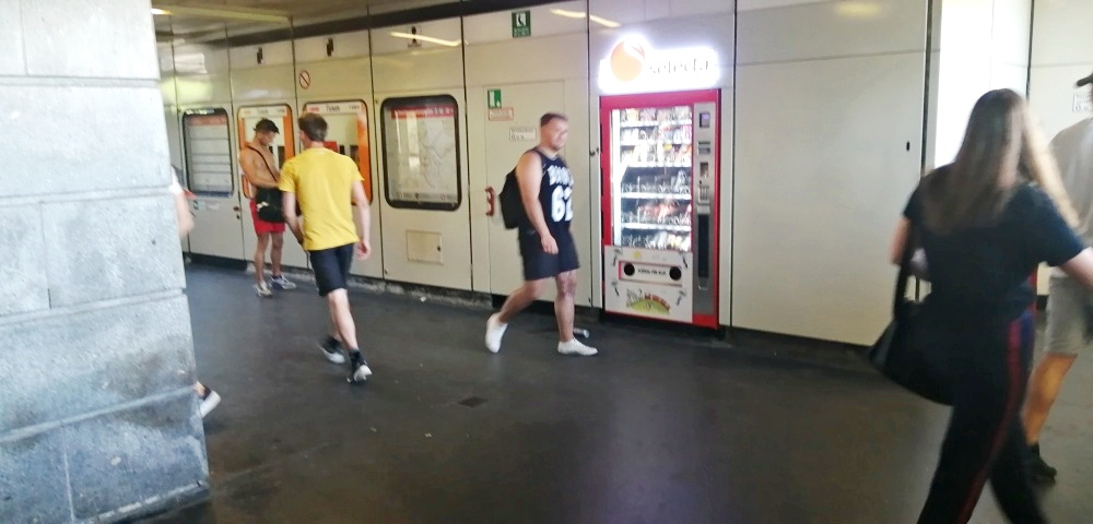 Die beiden haben versucht, den Automat zu knacken und sind dann abgehauen, als ich sie fotographiert habe