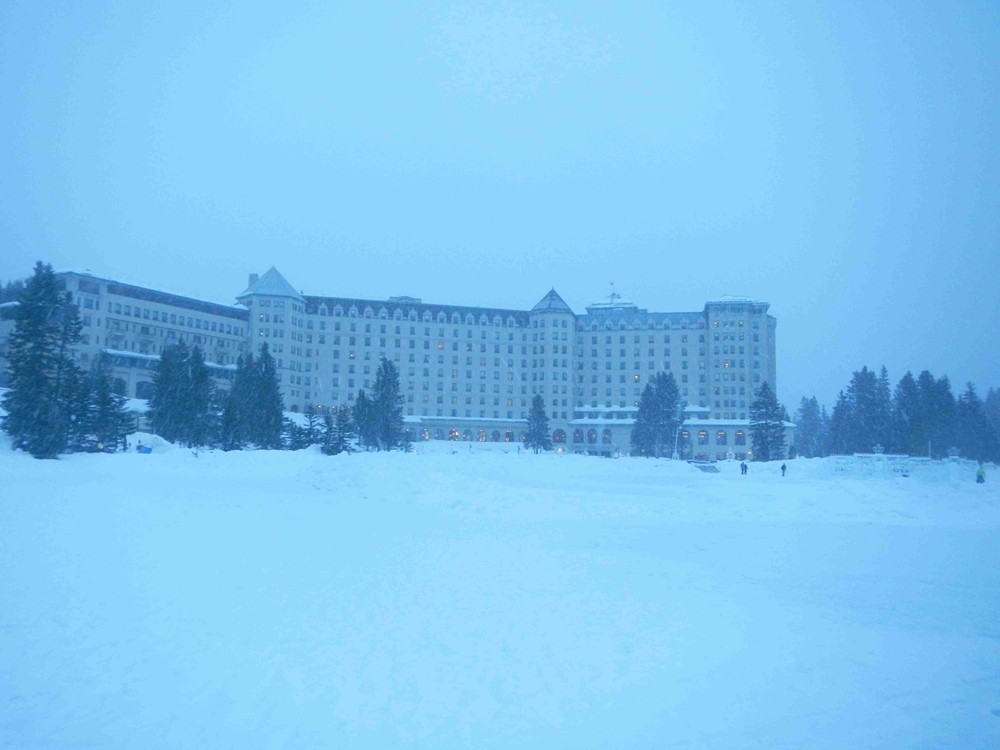 Das Chateaux Lake Louis am gleichnamigen See