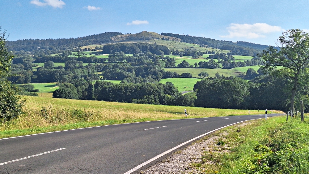 Blick auf die Wasserkuppe, rechts die Kuppel der Radarstation