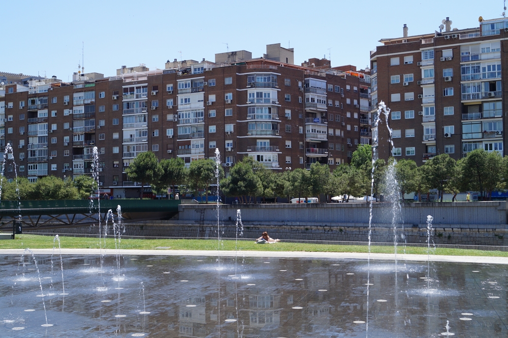 Der beste Platz nach einer anstrengenden Stadtbesichtigung - Dauerdusche am Rio Madrid