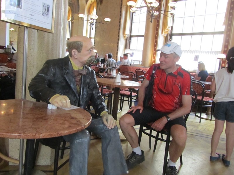 Jürgen holt sich Rat bei einem Einheimischen im Cafe Central