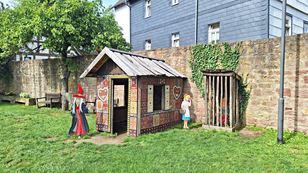 mit einem Gefängnis für Kinder oder Hexen