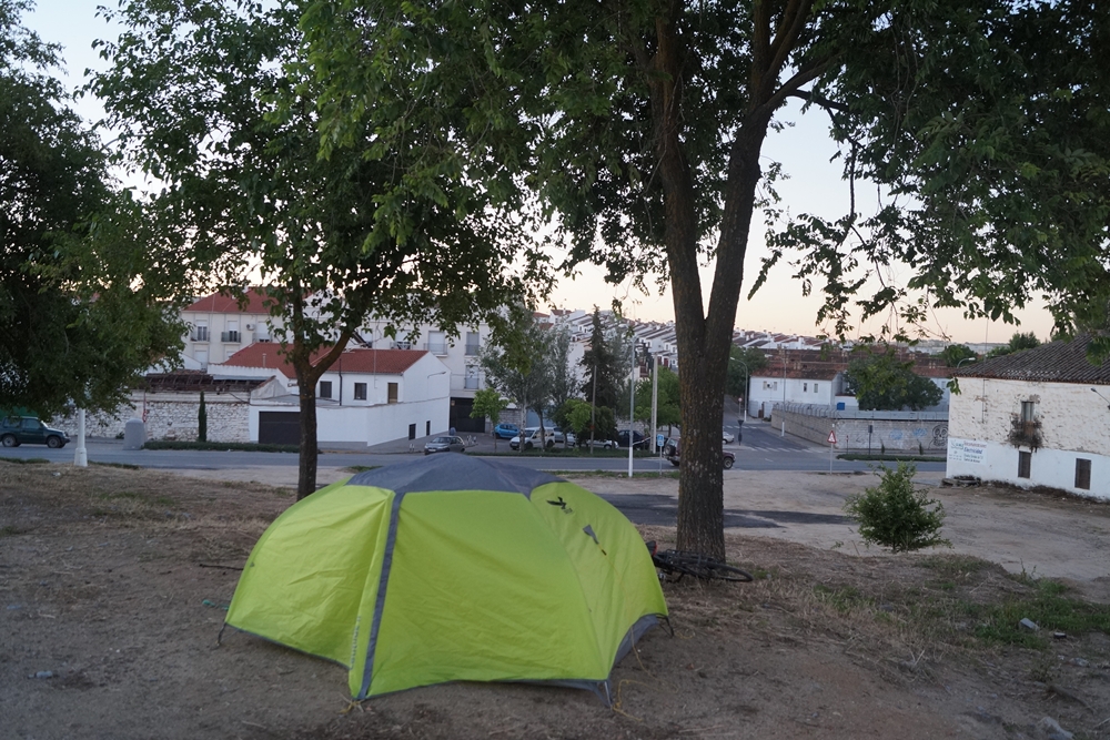 Campen am Bolzplatz, fast direkt an der Hauptstraße