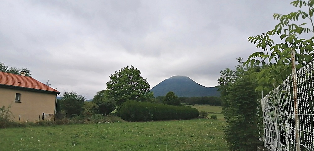 Der Puy de Dome im Nebel