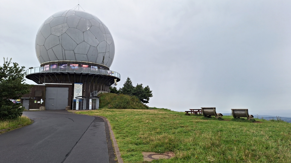 Radaranlage am Gipfel der Wasserkuppe
