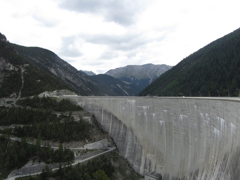 Staumauer Livigno nach dem Tunnel 