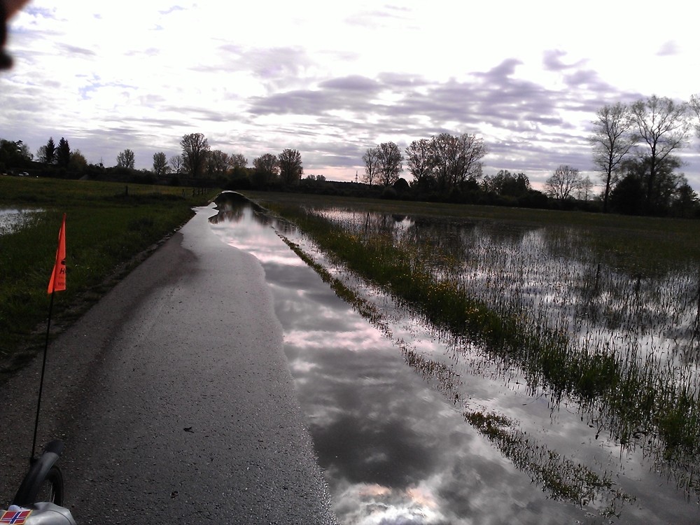 Das erste Hindernis nach 5 Minuten. Der Radweg steht immer noch unter Wasser. Also: Umdrehen
