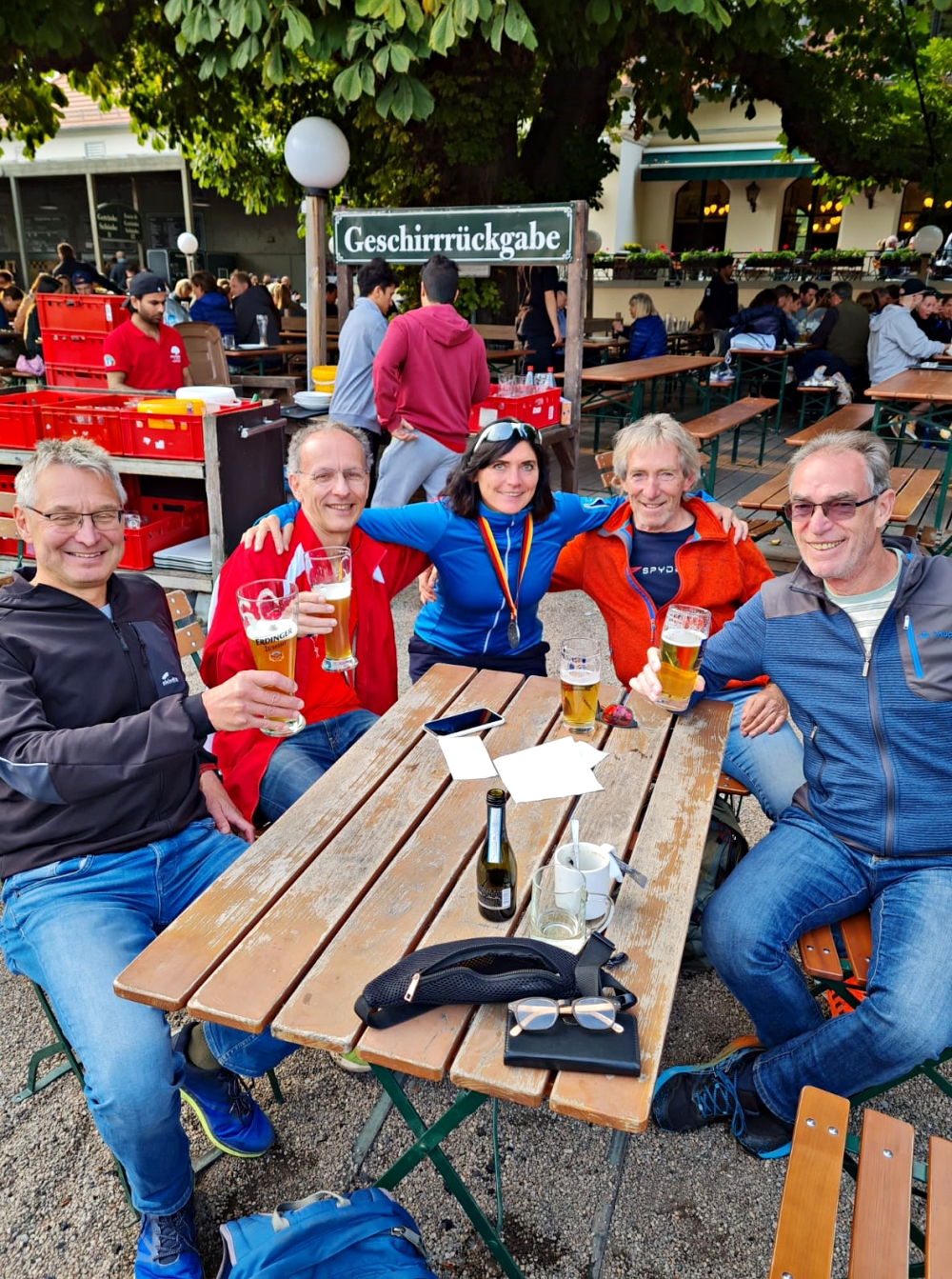 Im Kanzlerbiergarten nach dem Lauf mit Thea, Hans-Peter und Peter