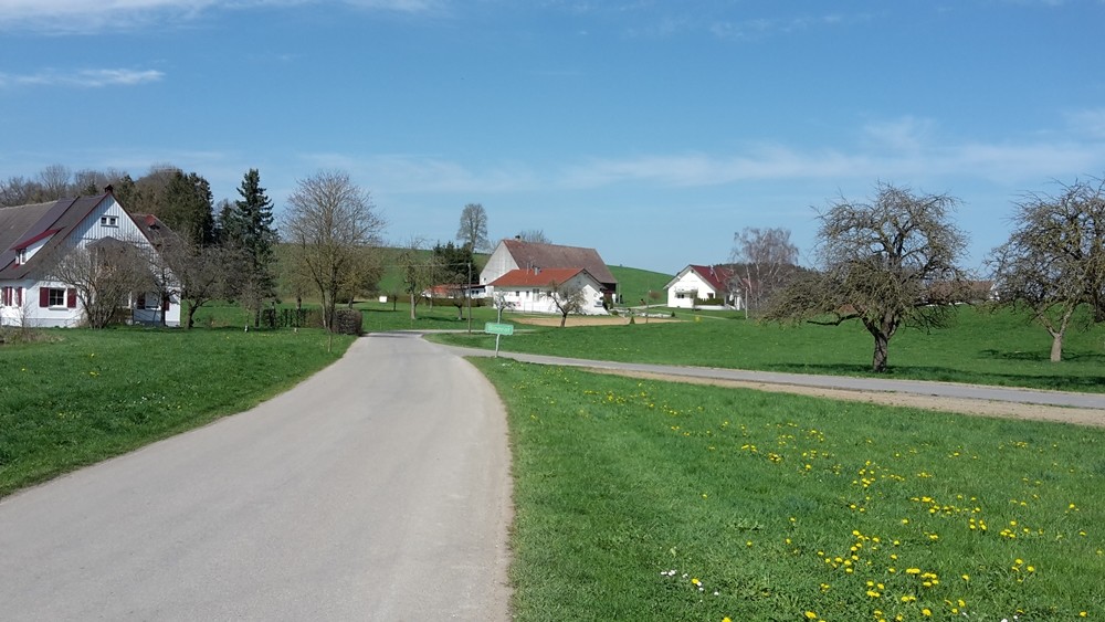 Am Ortsschild scharf nach rechts