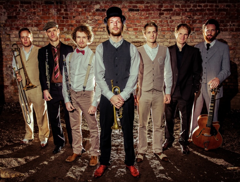 Die Musiker des Little Vintage Orchestras posieren für die Kamera