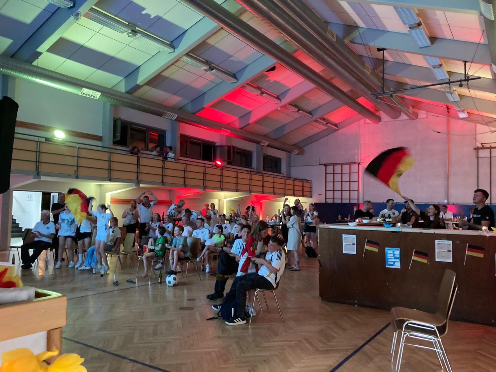 Im Anschluss fand in der Halle das Public Viewing statt. (Foto: L. Droll)