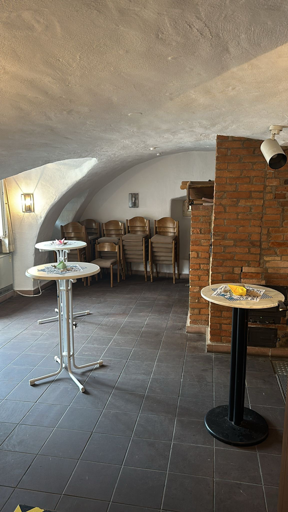 Im Nebenraum wurde ein Stehcafé eingerichtet (Foto: L. Speck)
