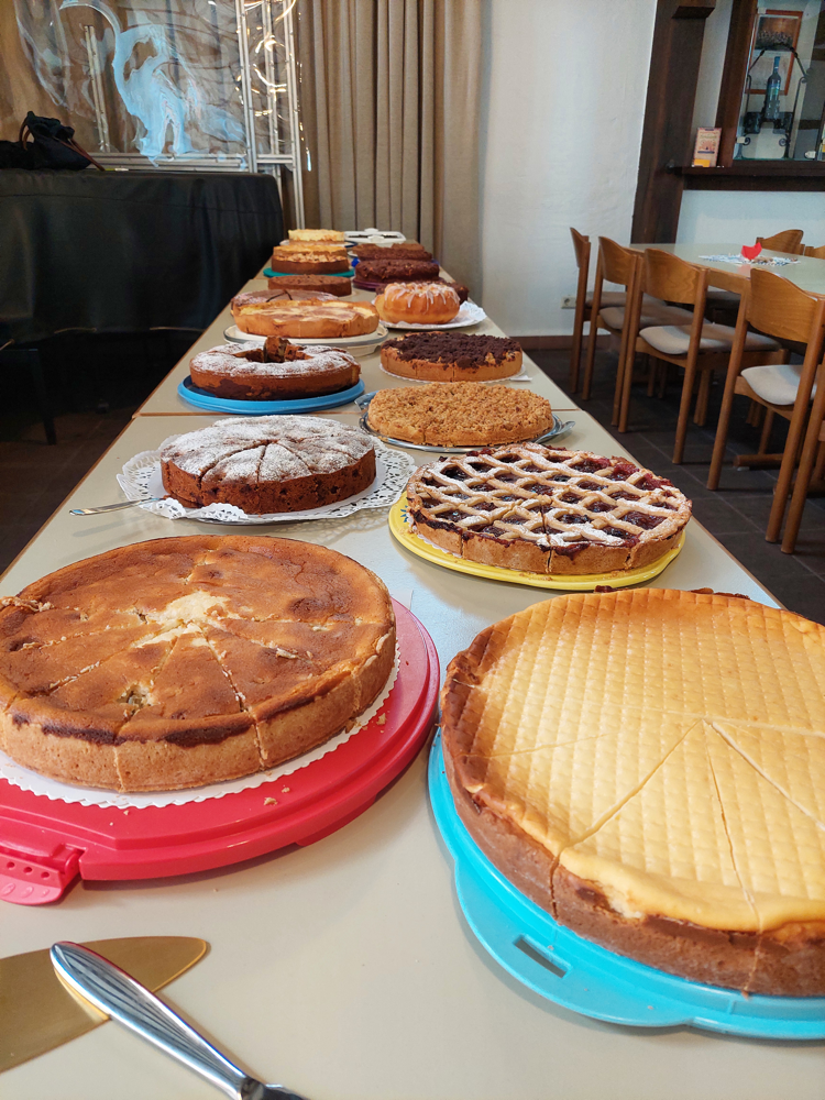 Kuchen soweit das Auge reicht (Foto: A. Huber)