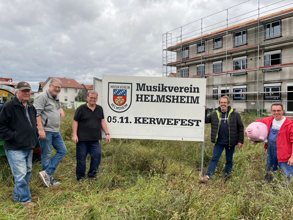 20. Oktober: Die Schilder an den Helmsheimer Ortseingängen sind bereits aufgebaut. Unsere Kerwesau hat fleißig mitgeholfen. (Foto: F. Huber)