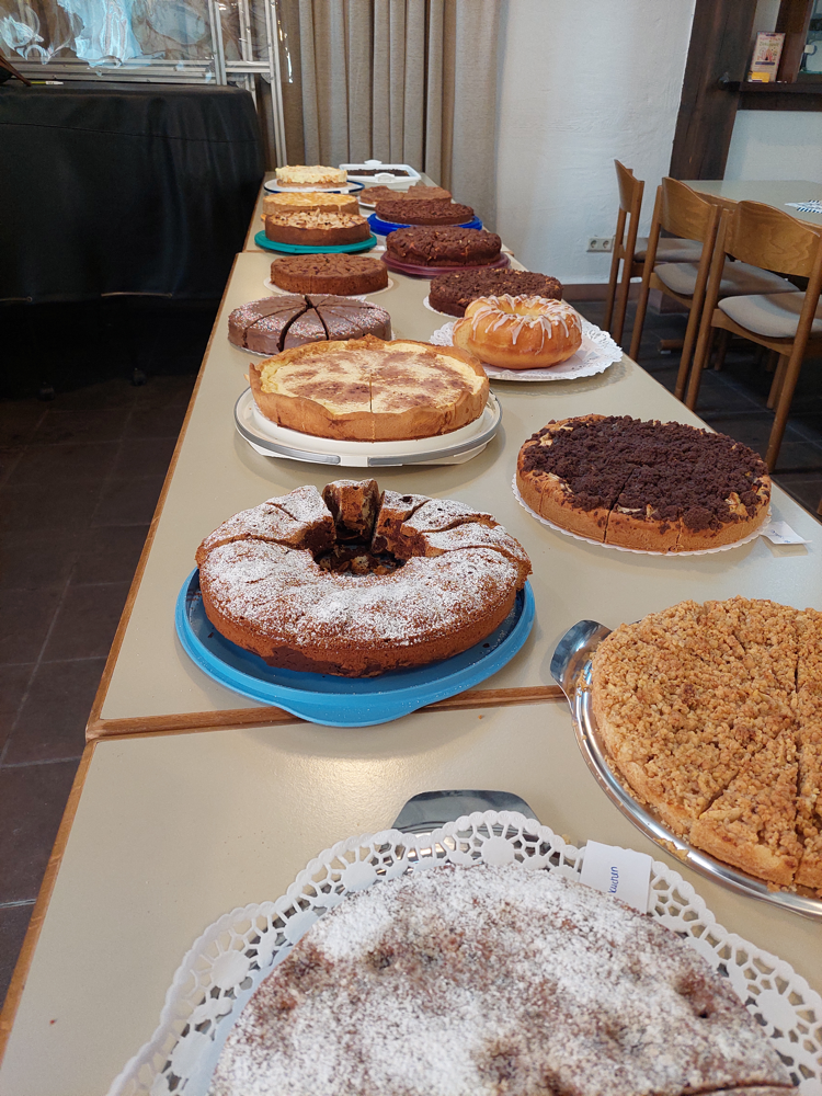 Kuchen soweit das Auge reicht (Foto: A. Huber)