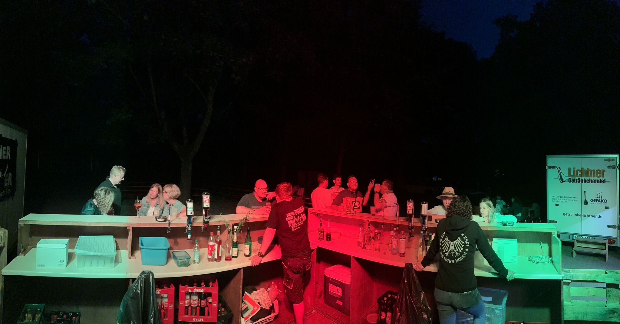 An der Cocktail-Bar wurde noch bis spät in die Nacht gefeiert. (Foto: L. Speck)