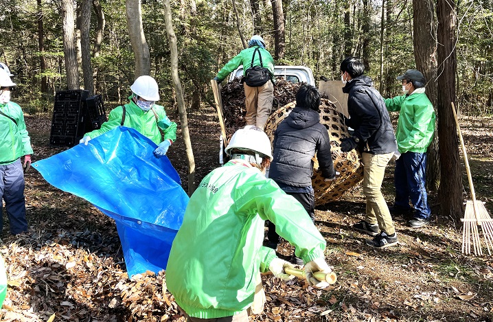 ⑭ブルーシートから、カゴからどんどん積む