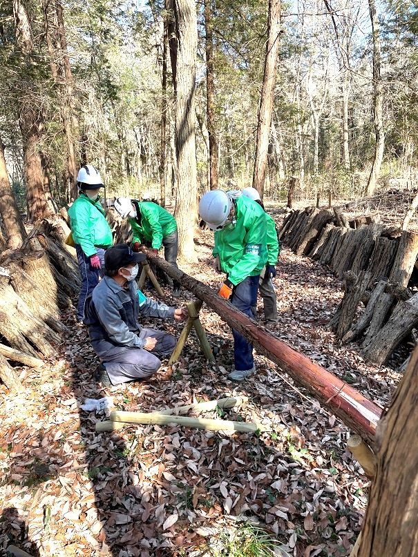 ⑥木の皮を付けたままだとすぐムシが入り腐る
