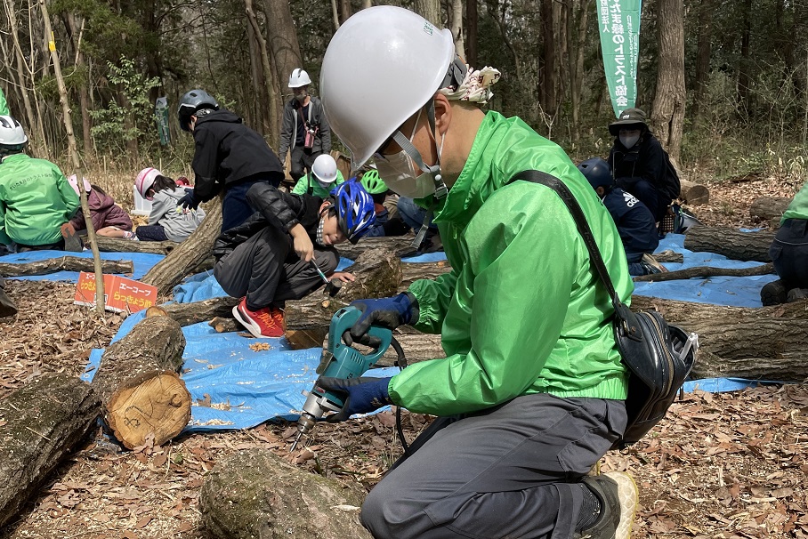 ⑬こちらでも穴あけ作業、その向こうでコマ打ち