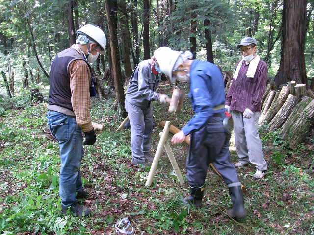 ⑩カケヤで足を打ち込む