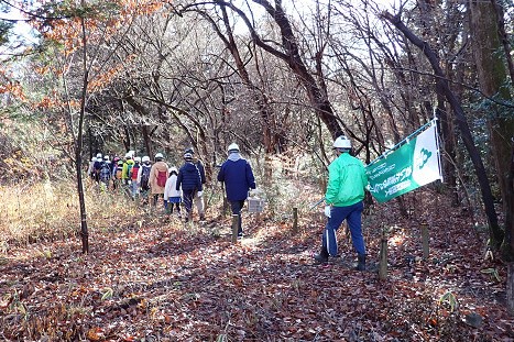 ③緑のトラスト地の成り立ちを説明しながら目的地へ