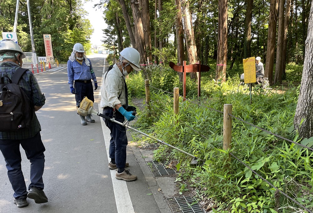 ②Iごみ拾いの後刈払機で刈り取