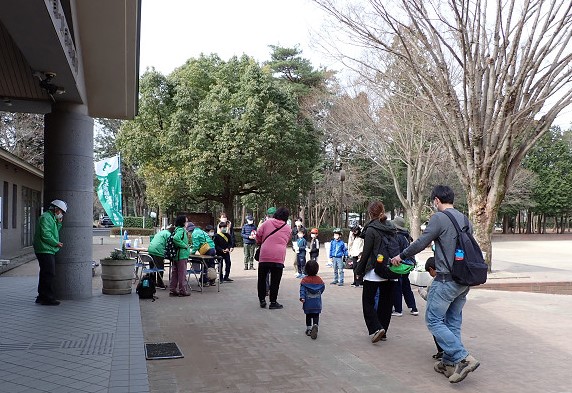 ①シイタケのコマ打ち体験会受付中