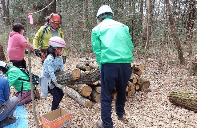 ⑳榾木にコマ打ちを終えた木は横に移動、子供も頑張ってます
