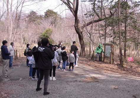 ③森に入る前に緑のトラスト地について説明