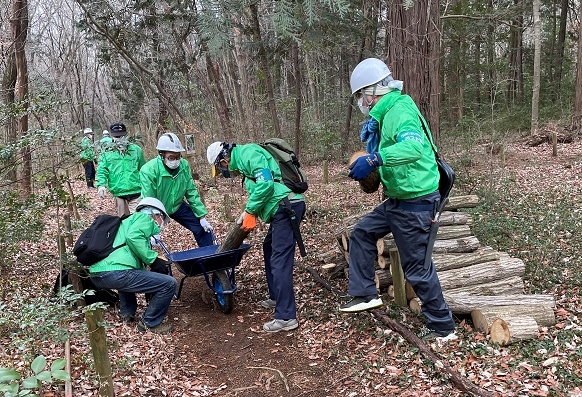 ②.1あ2台目の1輪車に次の榾木を積み込む