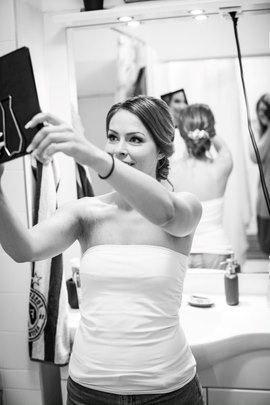 Getting ready Braut Schulterblick in den Spiegel up do - Mariposa Styling mit Stil Wien und Umgebung ©Sonja Huber