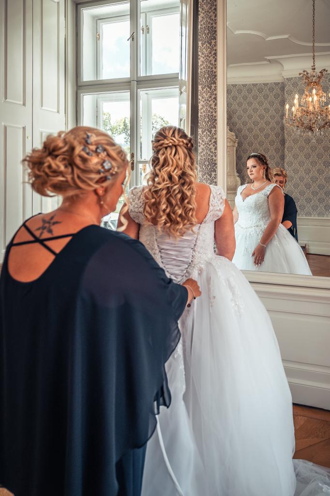 Frisur Braut Halfupdo Locken geflochten - Mariposa Styling mit Stil Hochzeitsstyling Wien und Umgebung ©Gabor Törok