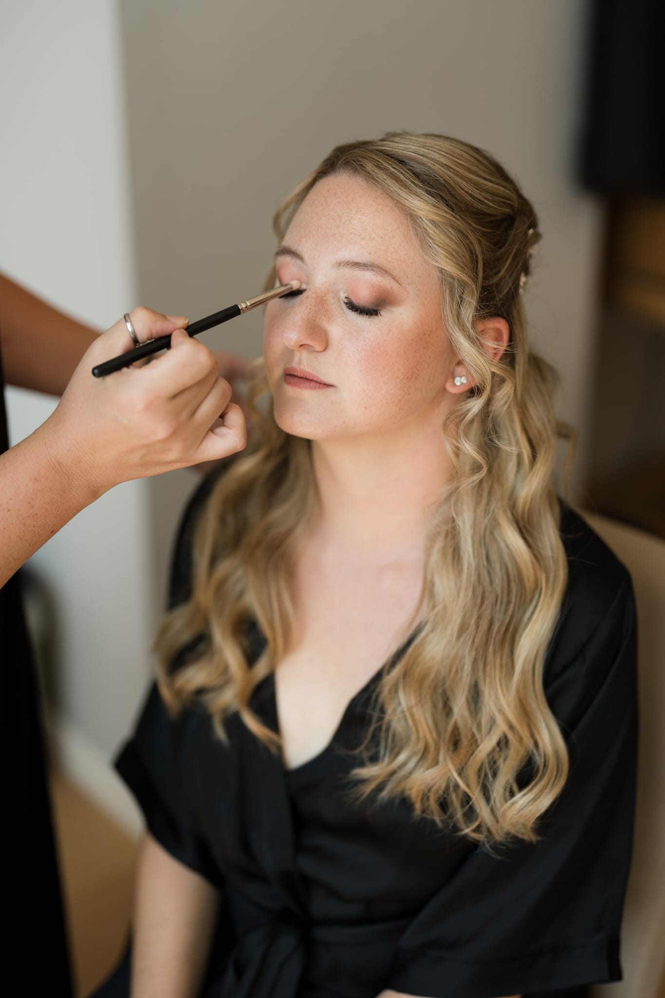 Getting ready Braut Brautstyling Makeup - Mariposa Styling mit Stil Hochzeitsstyling Wien und Umgebung ©Barbara Wenz