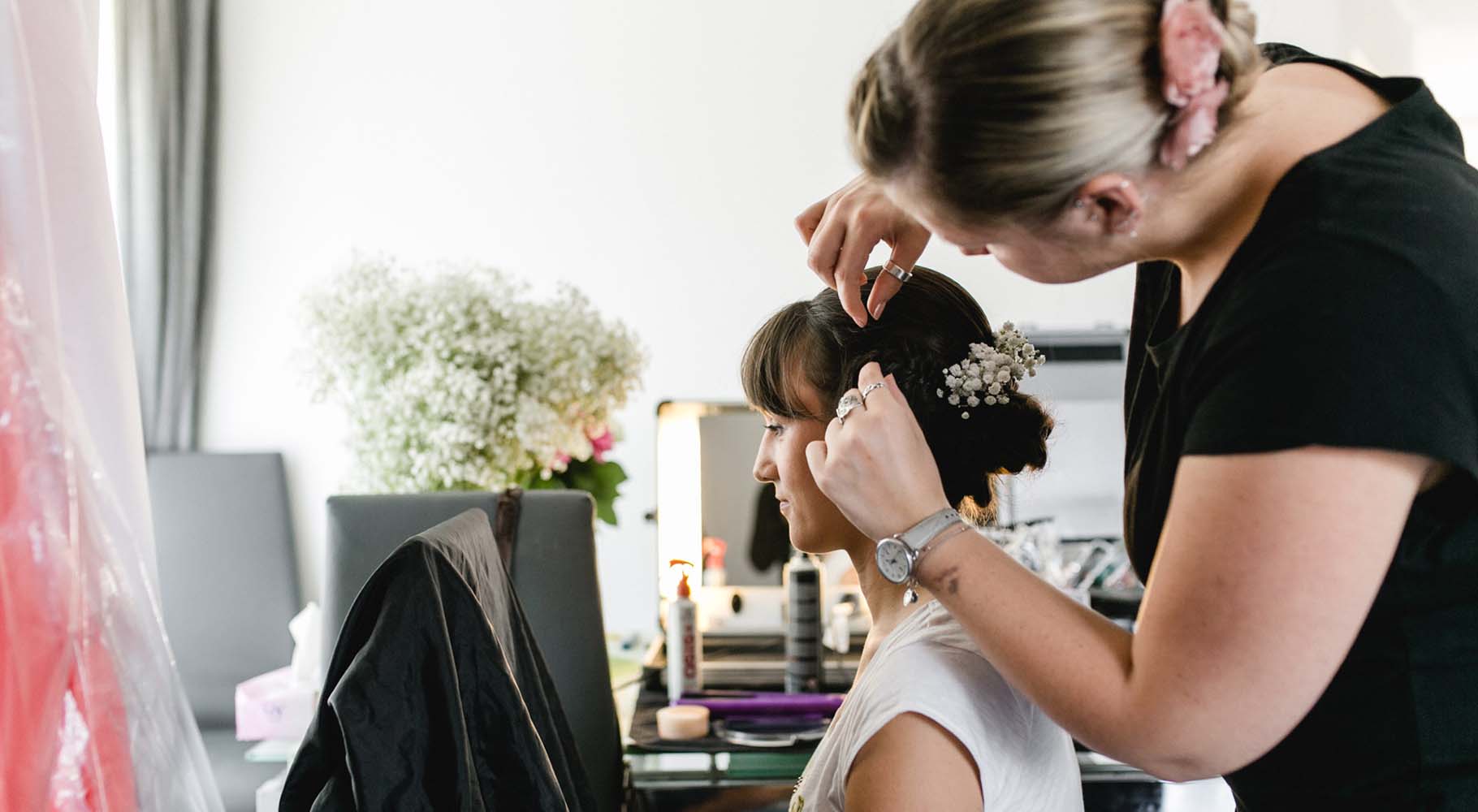 Getting ready Brautjungfer Aufsteckfrisur Haarschmuck - Mariposa Styling mit Stil Hochzeitsstyling Wien und Umgebung ©Aaron Jiang