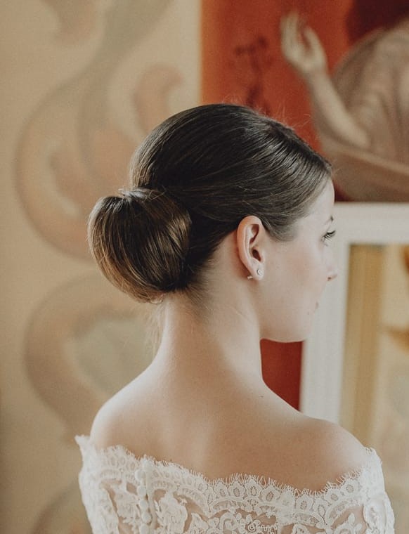 Frisur Braut Lowbun Clean - Mariposa Styling mit Stil Hochzeitsstyling Wien und Umgebung