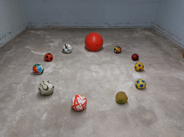Spielen war gestern, temporäre Installation auf unsicherem Terrain