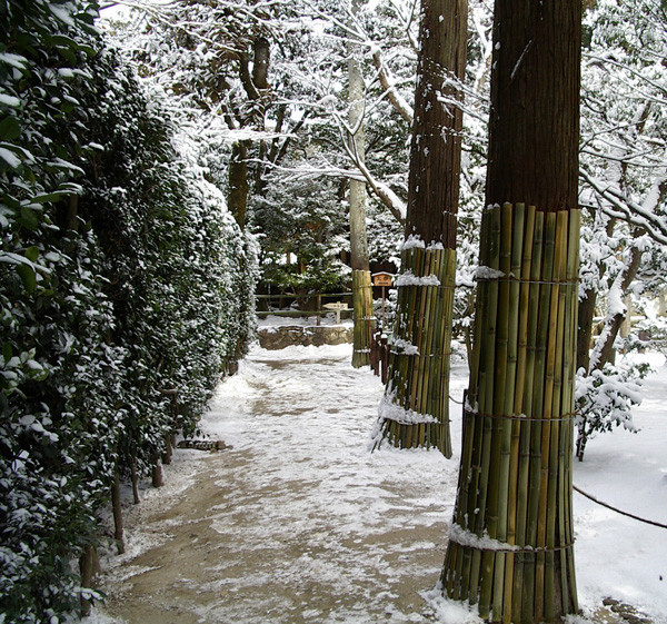 « Ginkakuji05 » par Moja — Photo taken by the poster. Sous licence CC BY-SA 3.0 via Wikimedia Commons - https://commons.wikimedia.org/wiki/File:Ginkakuji05.jpg#/media/File:Ginkakuji05.jpg