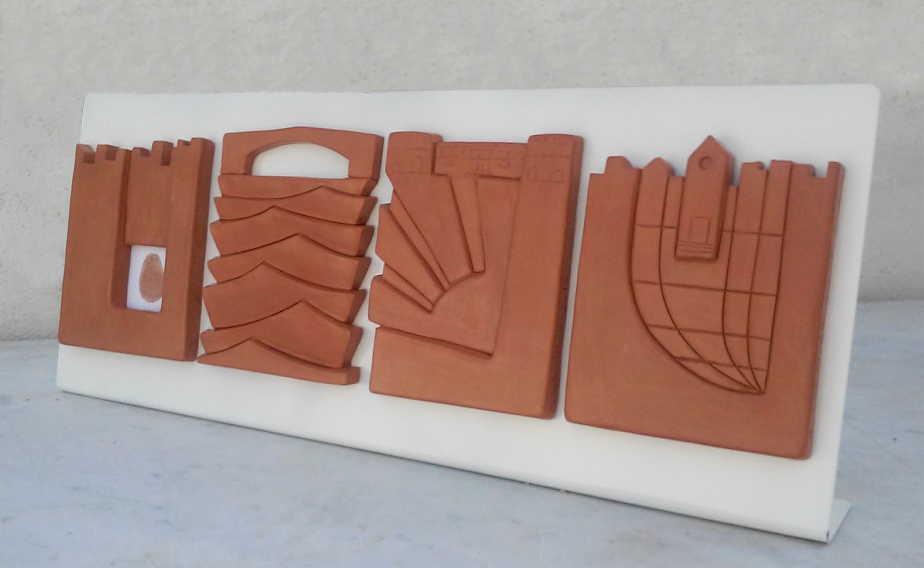 targhe per il convegno: "Taranto è mia" - La coscienza ecologica dei giovani. Bassorilievo ceramico - 2015