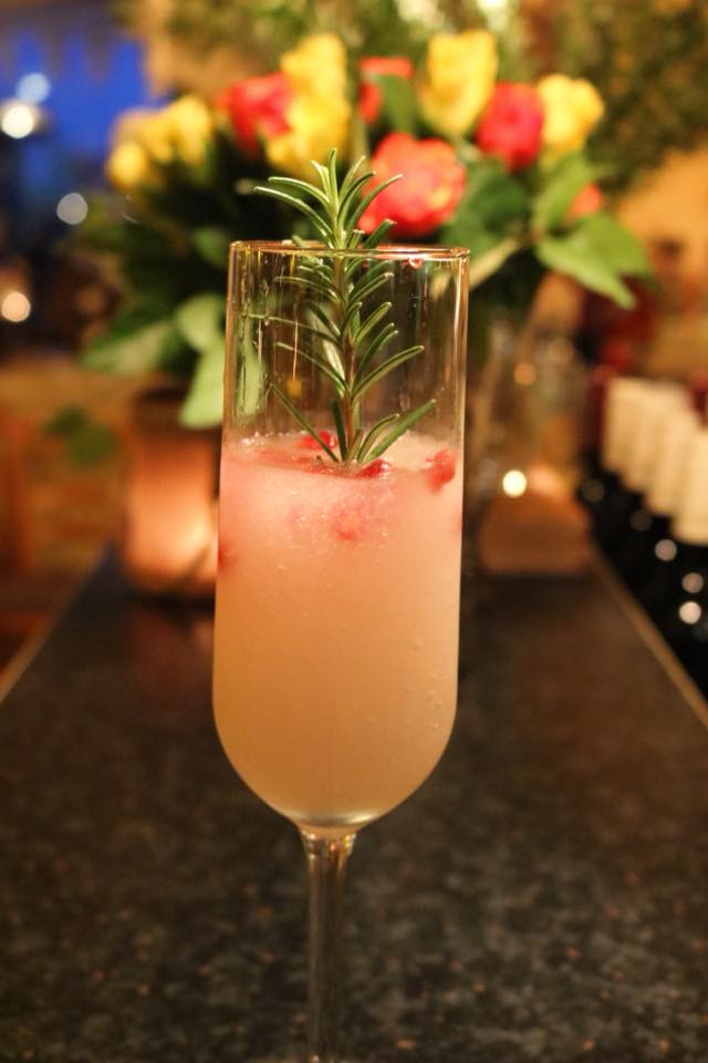 🌺 Soft blossom 🌺 Secco mit Hibiskus-, Orangenblütenlikör, Limettensaft und Granatapfelkernen, garniert mit Rosmarinstängel