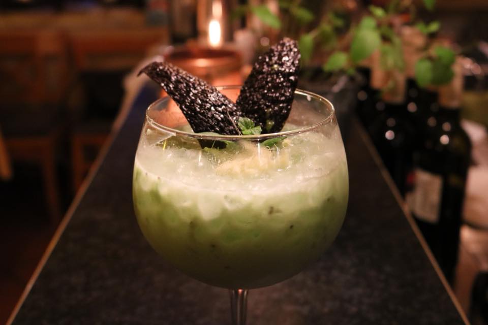 Greeny... Bombay Sapphire Gin, Avocado, Naturjoghurt, Chiasamen, Zitronensaft, mit Ginger Ale aufgefüllt, garniert mit Ingwer und Minze