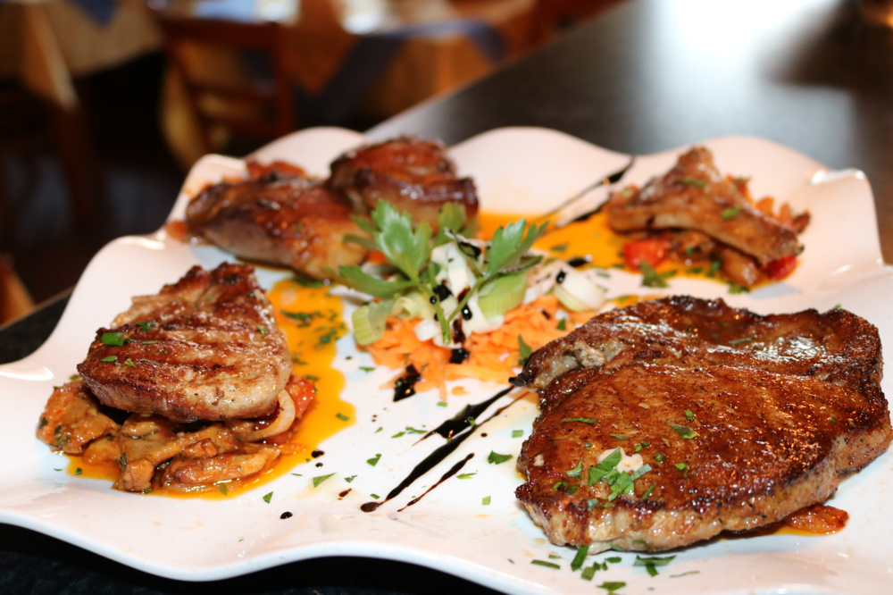 Gemischter Fleischteller mit Putenfilet, Rinderfilet, Schweinefilet und Lammkotelette (Tagesempfehlung)