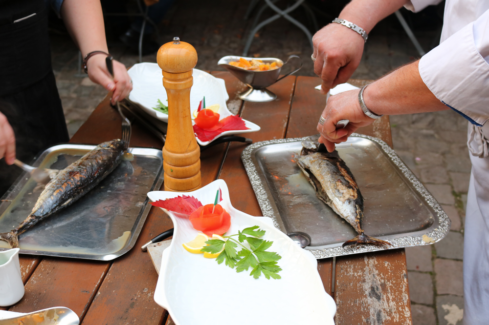 Bonito Fisch aus dem tropischen Meer, am Tisch filetiert (Tagesempfehlung)