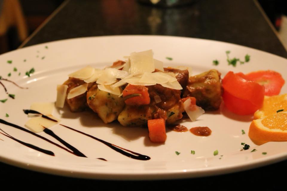 Valentinstag 2018 - Fleischmenü... 2.Gang: Hausgemachte Gnocchi mit herzhaftem Wildragout und Montepulcianosauce, mit gehobeltem Parmesan garniert