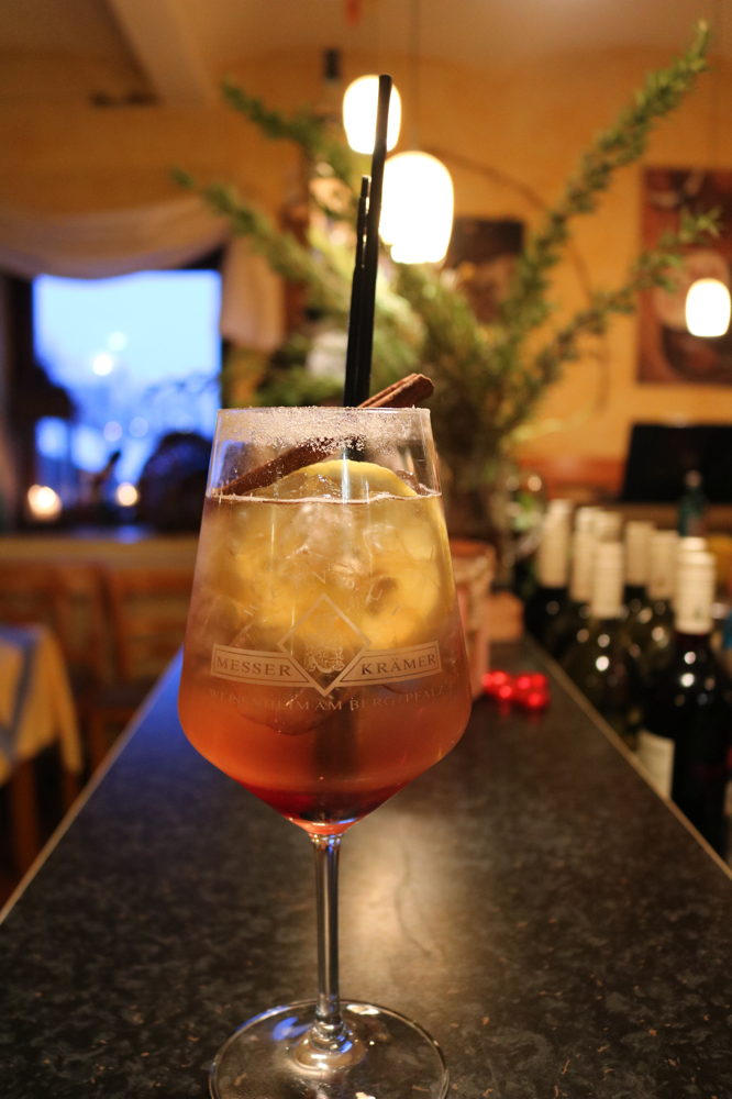 Persian Cardi... Bacardi Gold, Curcuma, Galgant, Zimt, Kreuzkümmel, Apfelsaft, Tonic Water, garniert mit Zimt und Vanillesolitter