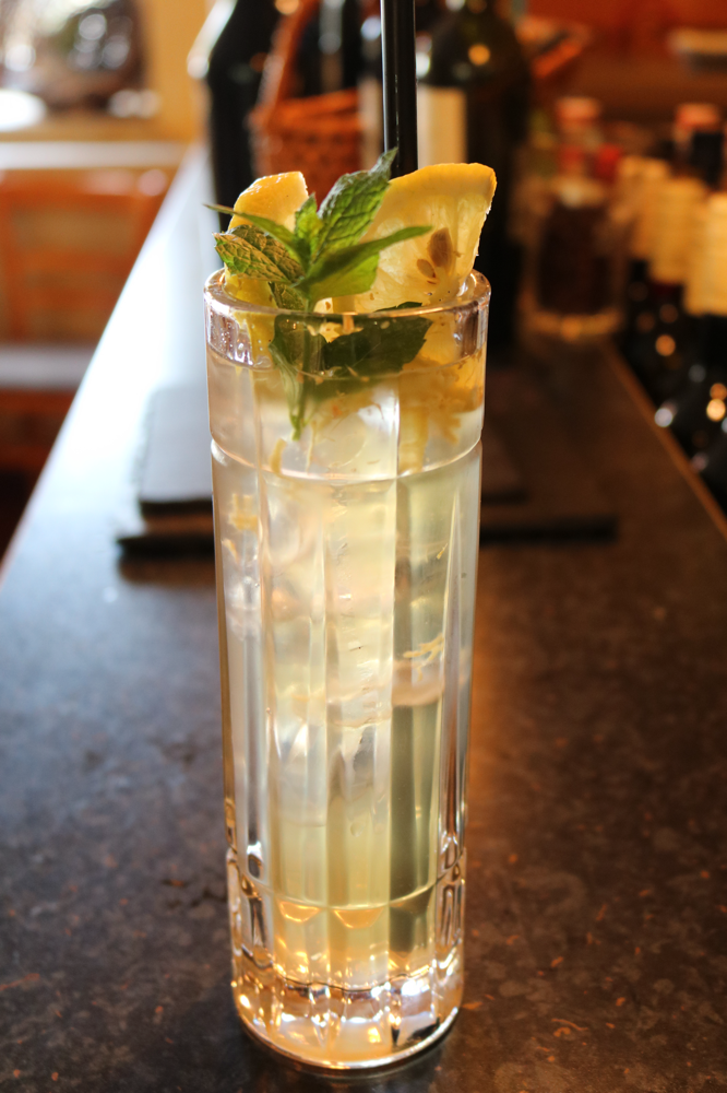 Hausgemachter Eistee, aus grünem Tee, mit frischem Ingwer, Minze, Zitronensaft, Holunderblütensirup und Ginger Ale