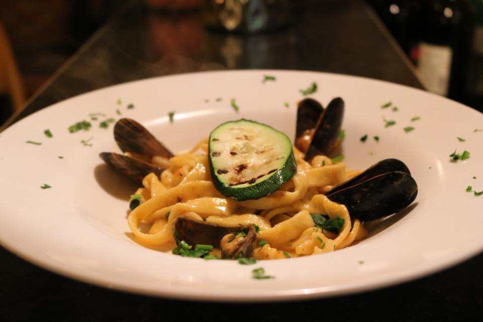 Valentinstag 2018 - Fischmenü... 2.Gang: Hausgemachte Tagliatelle mit Gambaretti, Zucchini, Salbei und Muscheln in sanfter Hummercreme geschwenkt